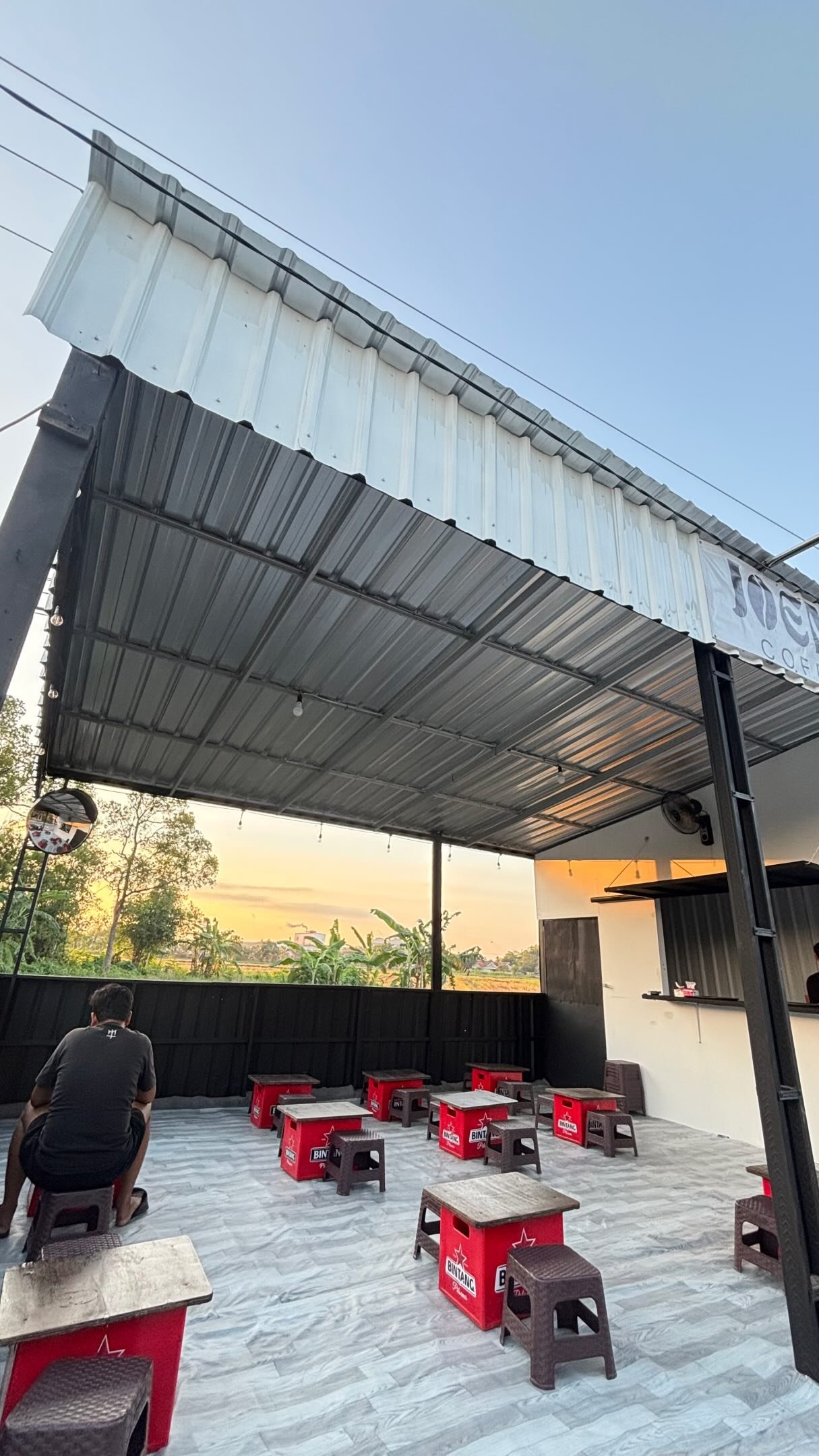 Area duduk Joempa Coffee saat sore