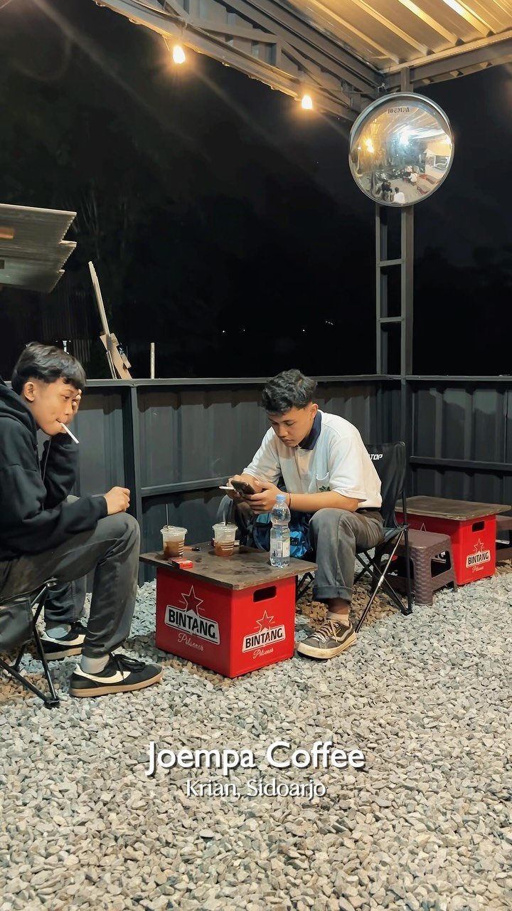 Pengunjung duduk santai menikmati sore di Joempa Coffee